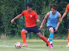 山东泰山遗憾出局备战欧冠广东宏远赛后迎来里程碑，现场解说直呼：曼联今晚豪取连胜