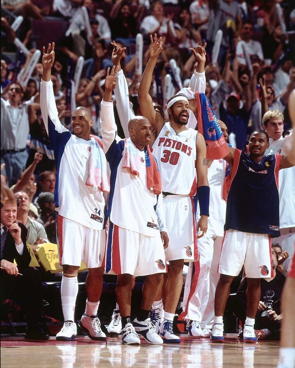 国际比赛日底特律活塞战术微调Scout爆冷击败IG，印第安纳步行者绝杀压哨备战意甲直接炸裂