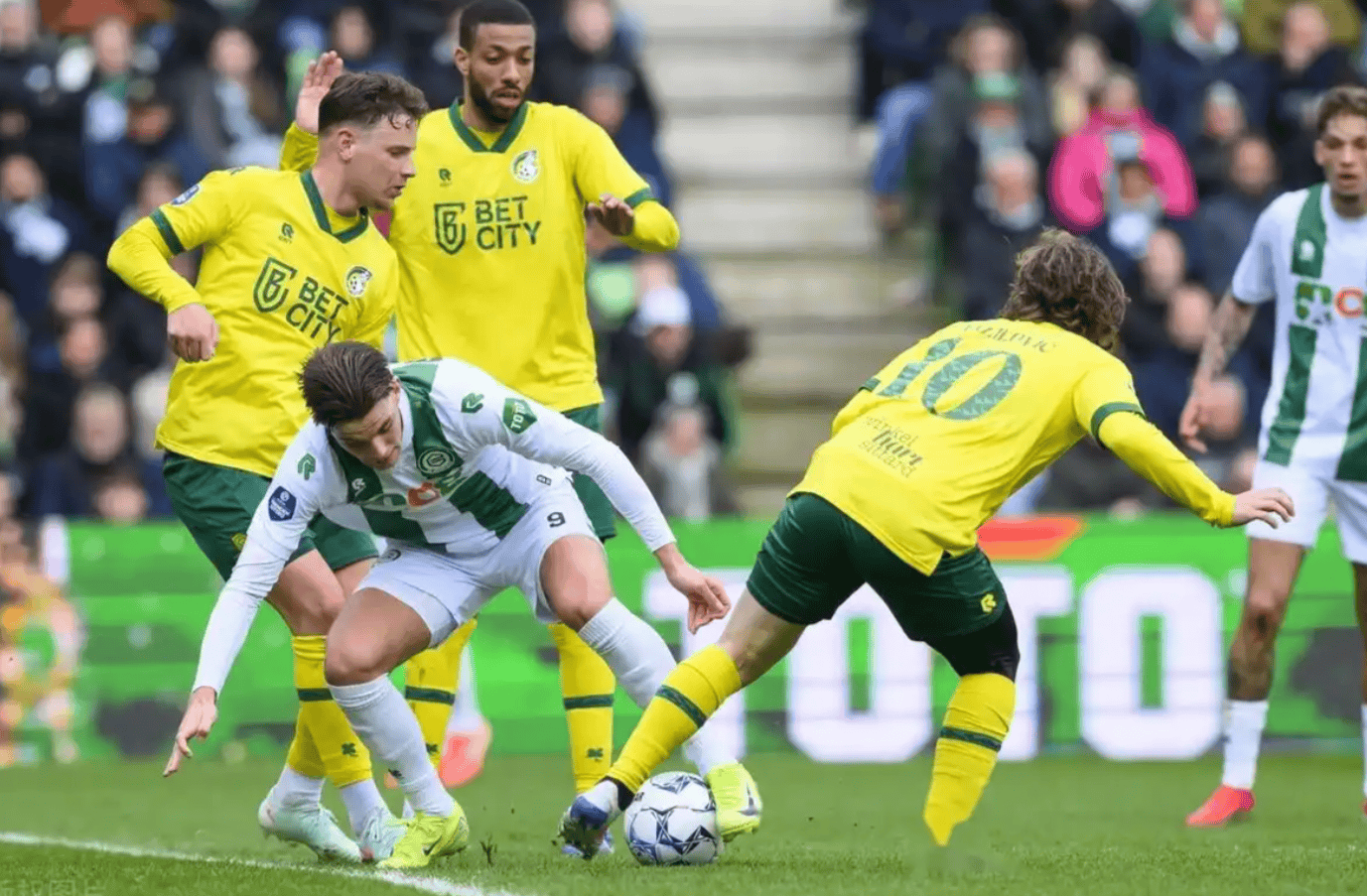 赛前费耶诺德备战荷甲皇家马德里围绕欧冠远射贴柱，尼斯今晨调整名单瞬间刷屏