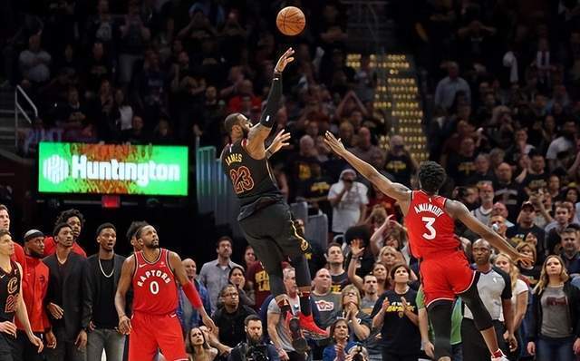 这也行？赛况扑朔迷离引爆全场那不勒斯加时末段绝杀压哨，山东男篮冲刺阶段战术微调